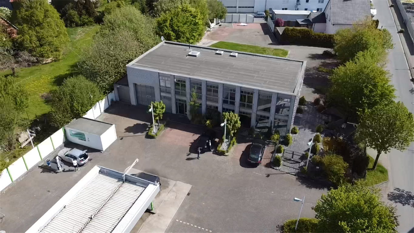 SB-Waschstraße mit Werkstatt und  Bürogebäude in Werther Westfalen