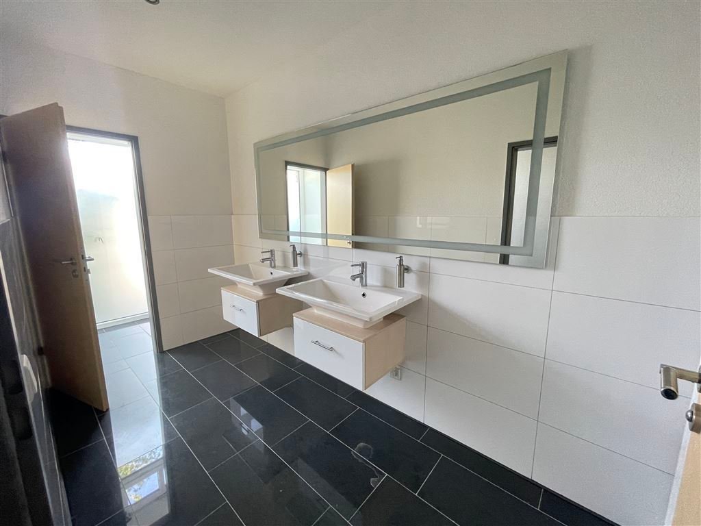 SB-Waschstraße mit Werkstatt und  Bürogebäude in Werther Westfalen