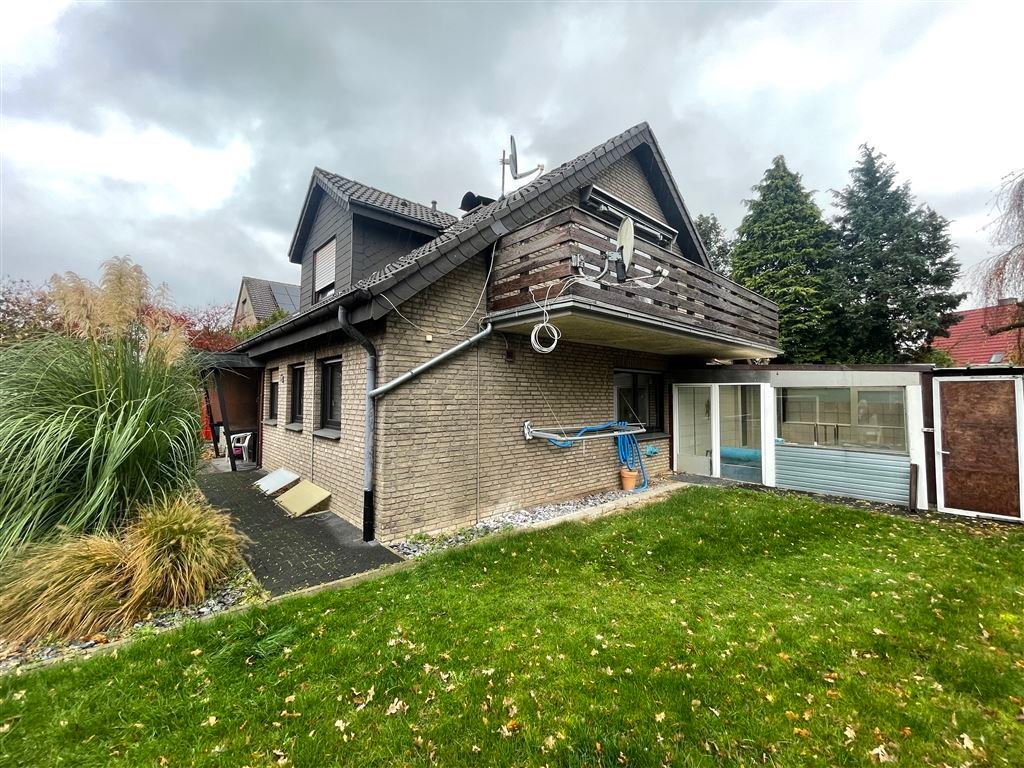 Charmantes Zweifamilienhaus  bietet Ihnen viel Platz für Ihre  Ideen. (Häger)