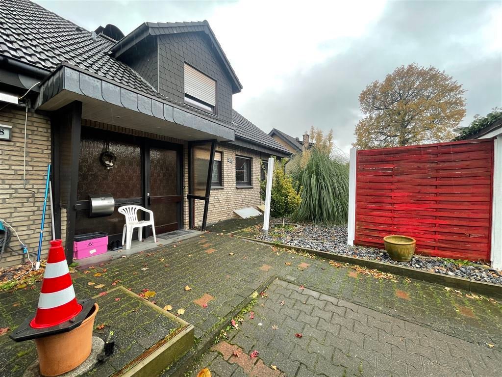 Charmantes Zweifamilienhaus  bietet Ihnen viel Platz für Ihre  Ideen. (Häger)