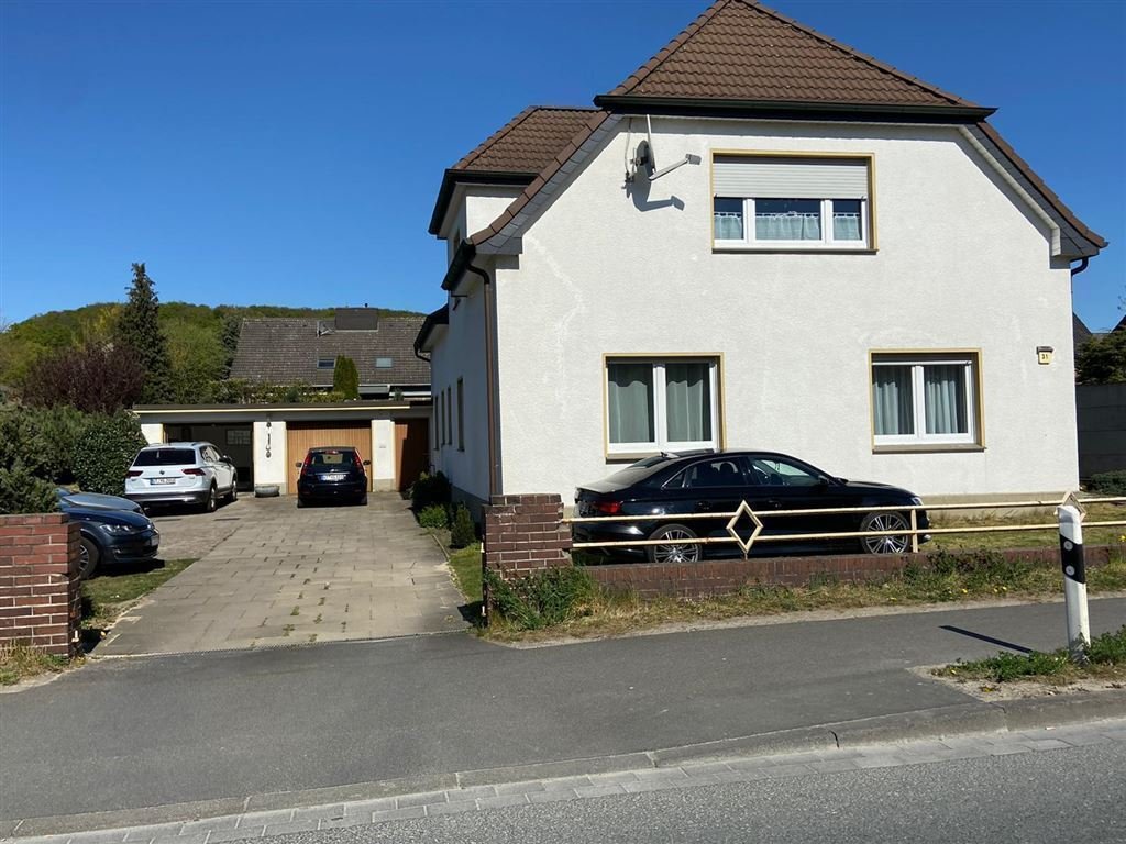 Zweifamilienhaus mit großem  Grundstück in Halle Westf.