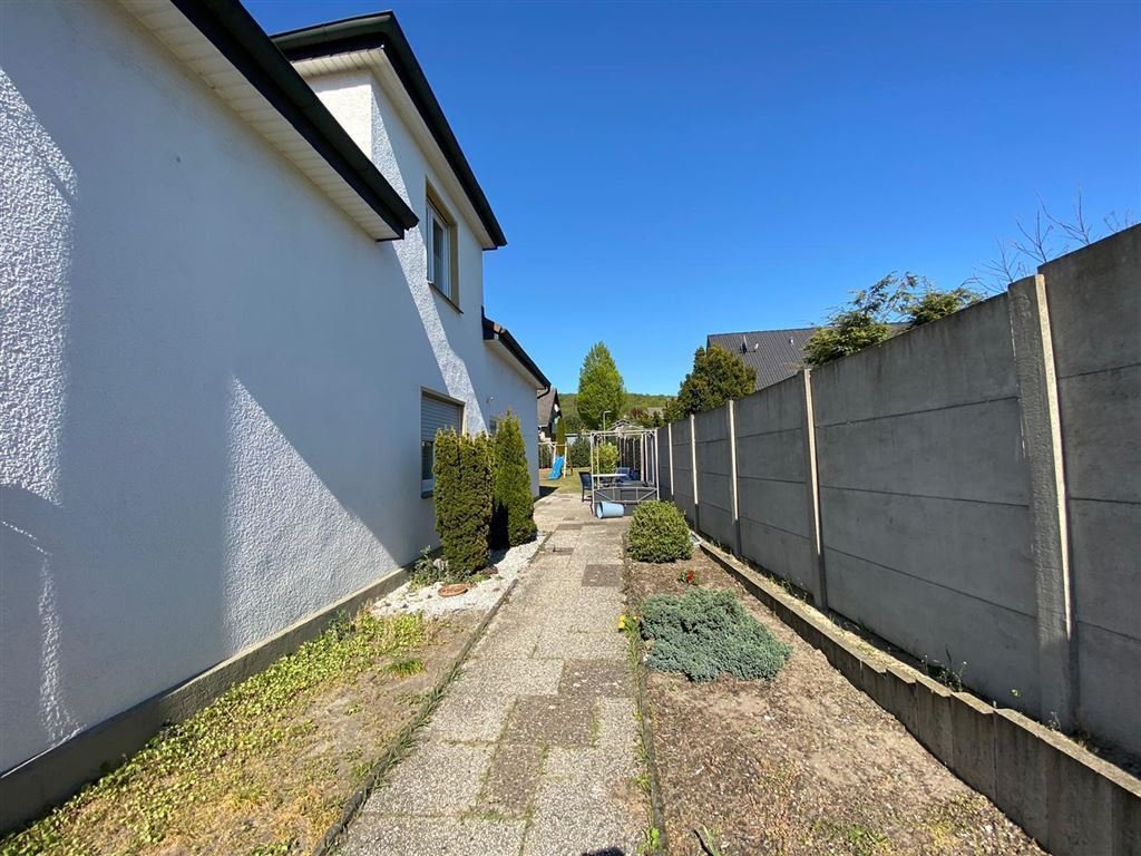 Zweifamilienhaus mit großem  Grundstück in Halle Westf.