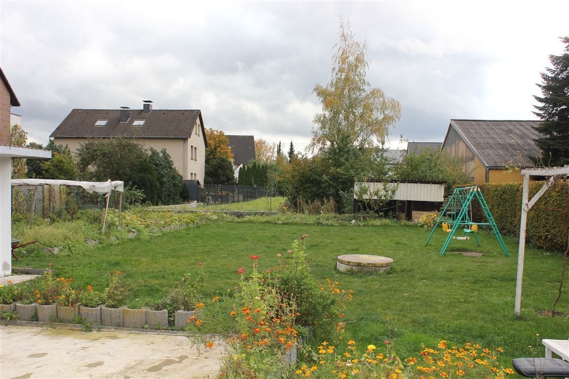 Charmantes Einfamilienhaus mit  Einliegerwohnung und Baugrundstück  mit viel Platz für Ihre Ideen. 