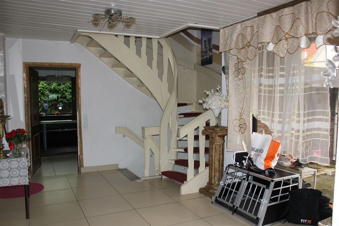 Charmantes Einfamilienhaus mit  Einliegerwohnung und Baugrundstück  mit viel Platz für Ihre Ideen. 