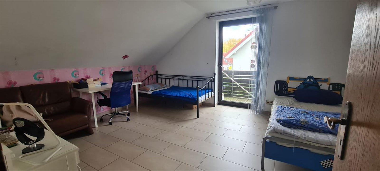 Charmantes Einfamilienhaus mit  Einliegerwohnung und Baugrundstück  mit viel Platz für Ihre Ideen. 