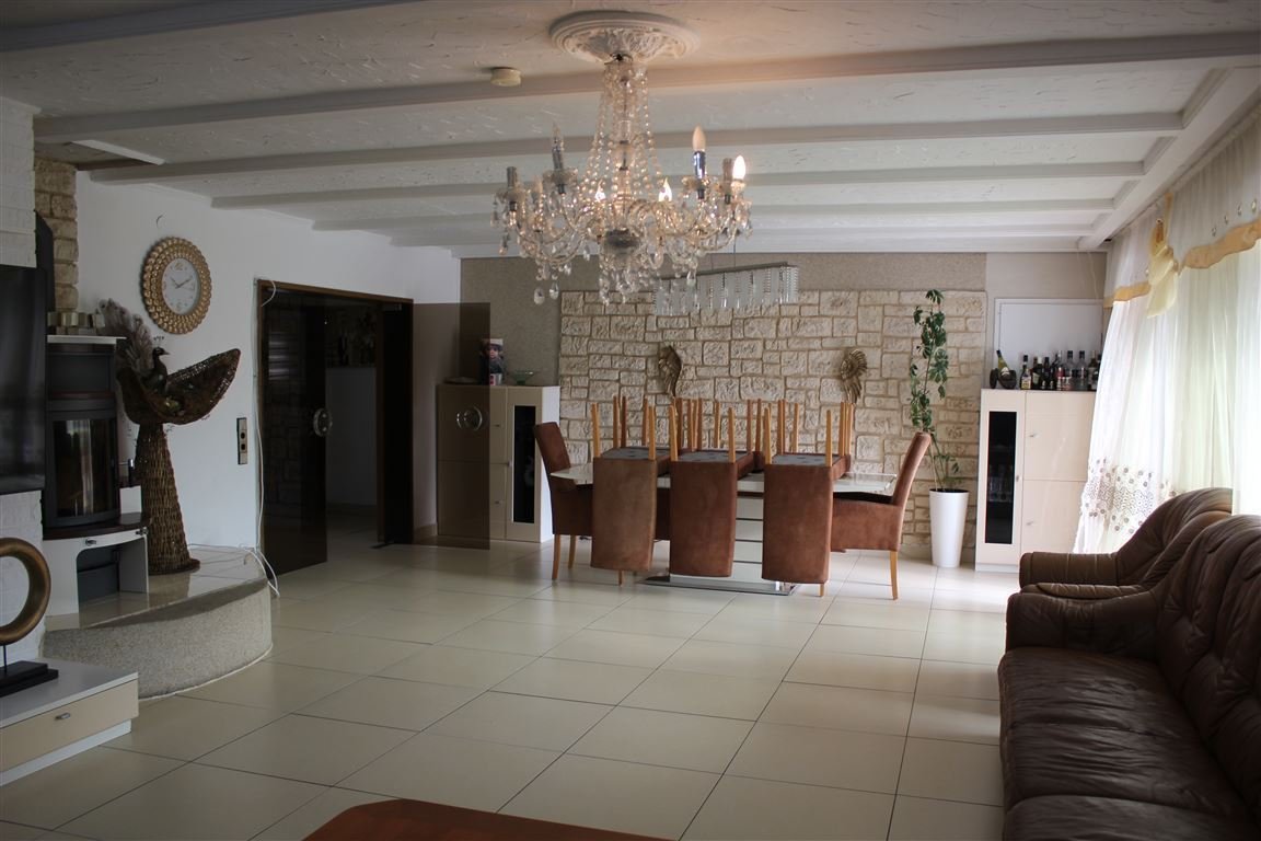 Charmantes Einfamilienhaus mit  Einliegerwohnung und Baugrundstück  mit viel Platz für Ihre Ideen. 