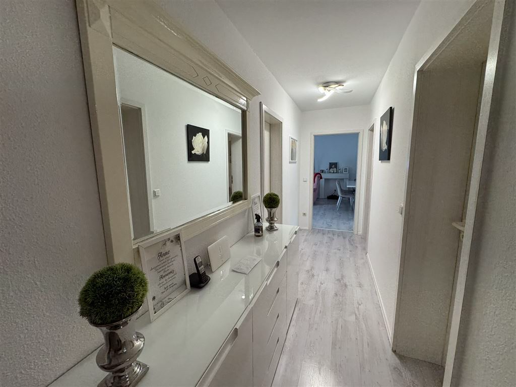 Lichtdurchflutete Wohnung mit  verglastem Wohnbereich & Terrasse 