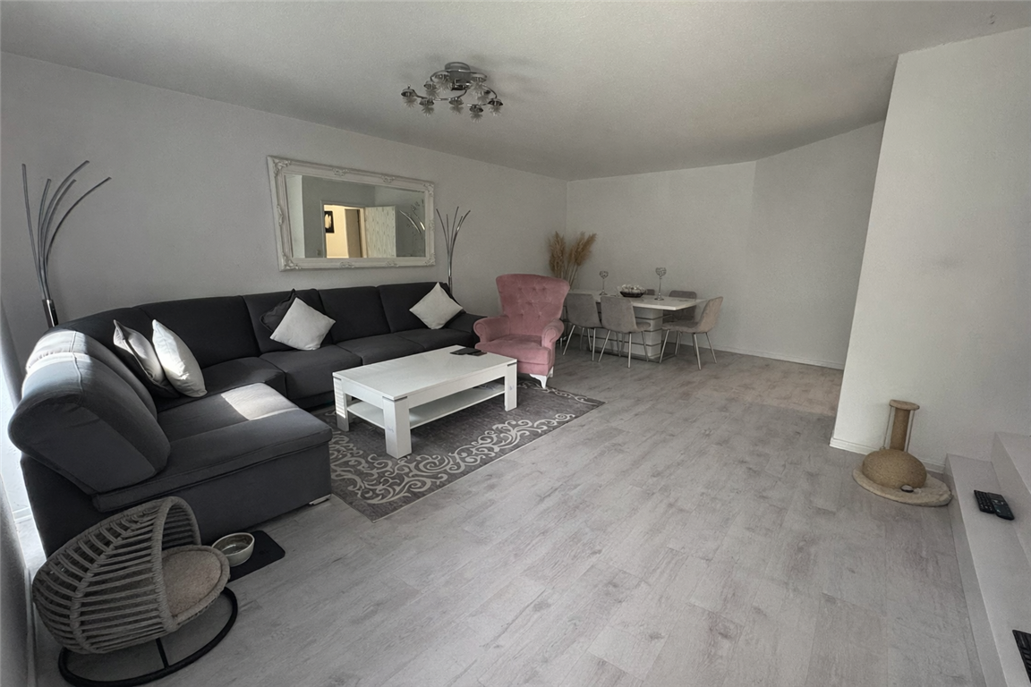 Lichtdurchflutete Wohnung mit  verglastem Wohnbereich & Terrasse 