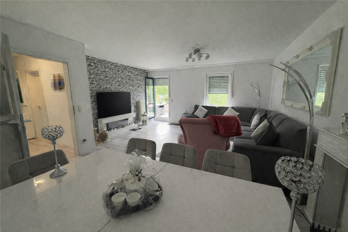 Lichtdurchflutete Wohnung mit  verglastem Wohnbereich & Terrasse 