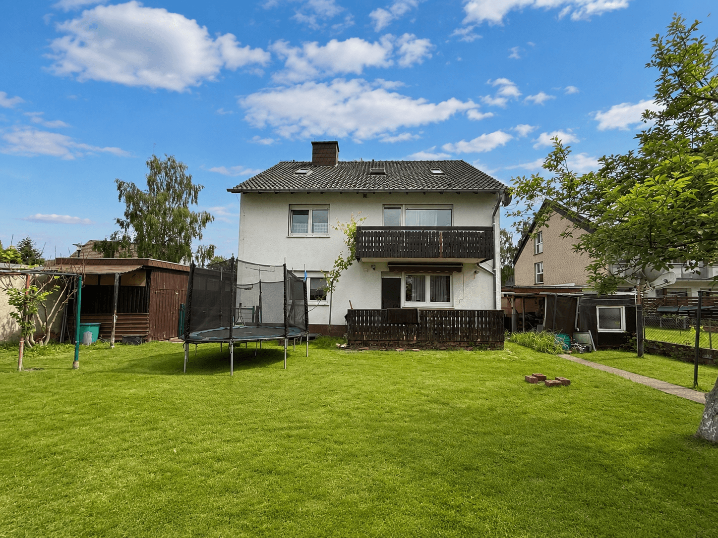 Zweifamilienhaus mit großem Grundstück, Garage, Carport und vielseitigem Nutzungspotenzial