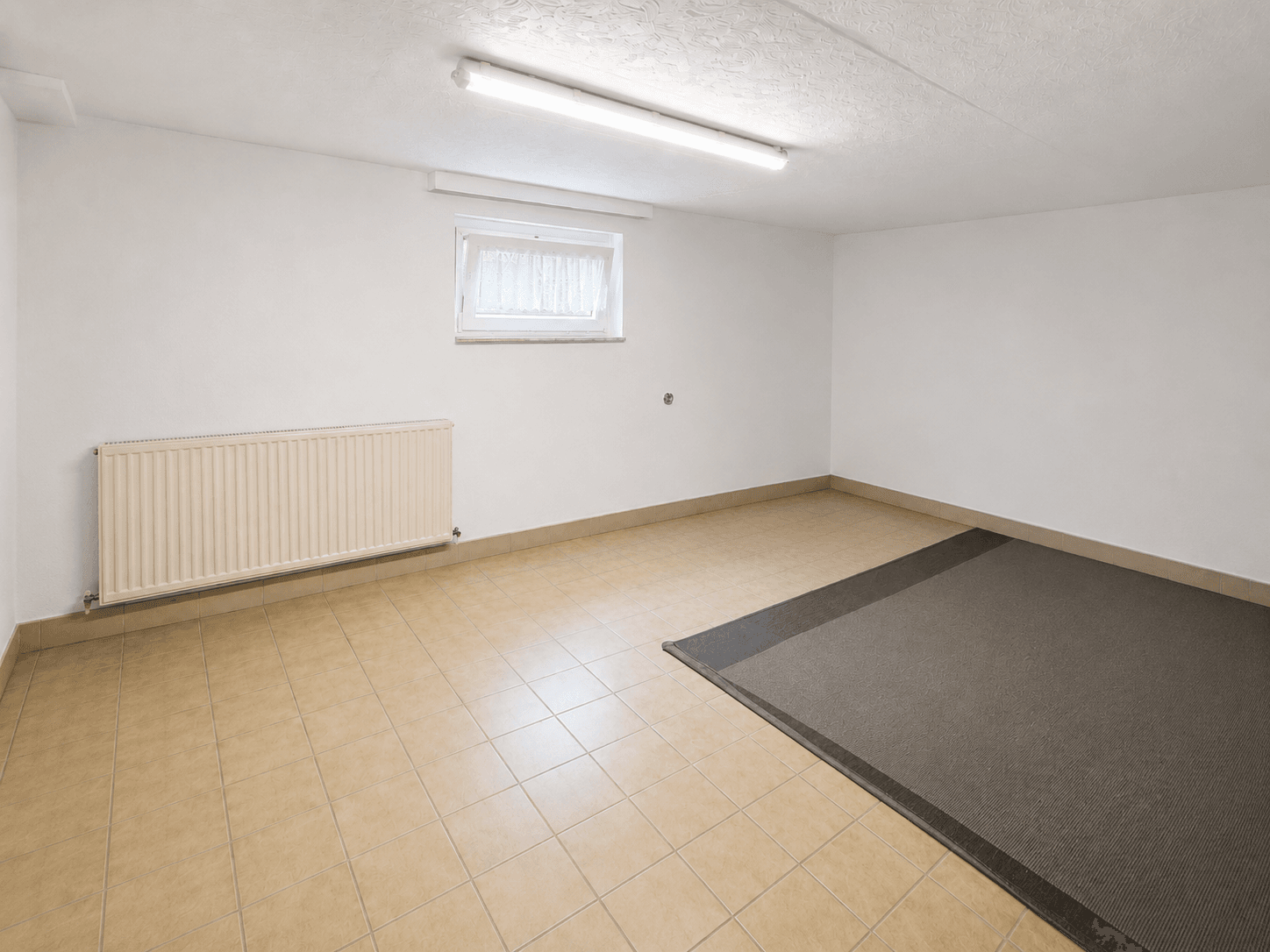 Zweifamilienhaus mit großem Grundstück, Garage, Carport und vielseitigem Nutzungspotenzial