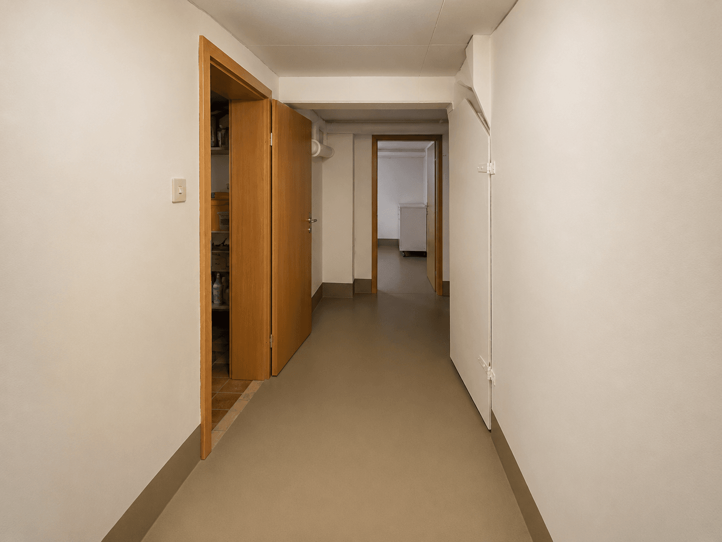 Zweifamilienhaus mit großem Grundstück, Garage, Carport und vielseitigem Nutzungspotenzial