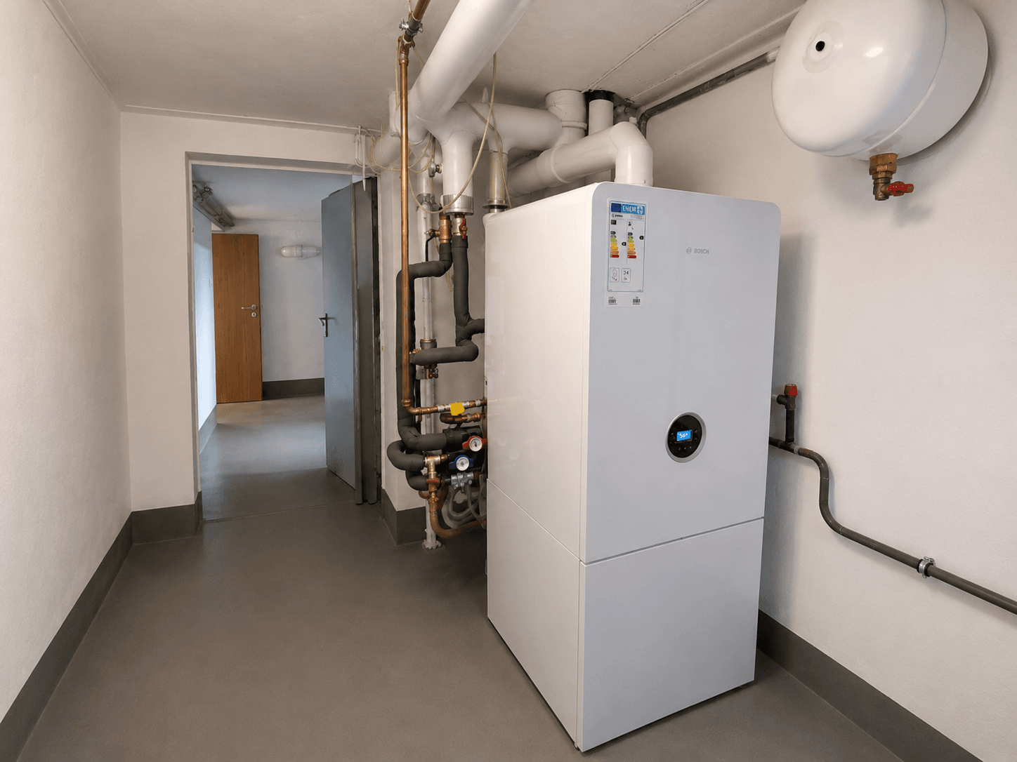 Zweifamilienhaus mit großem Grundstück, Garage, Carport und vielseitigem Nutzungspotenzial
