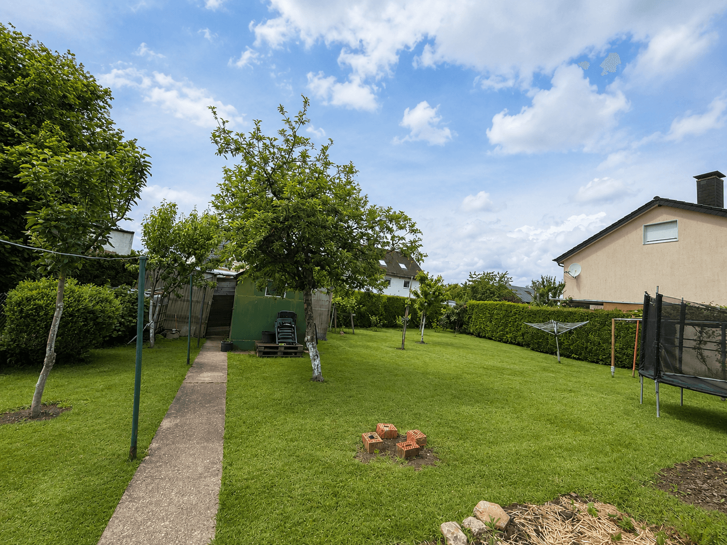 Zweifamilienhaus mit großem Grundstück, Garage, Carport und vielseitigem Nutzungspotenzial