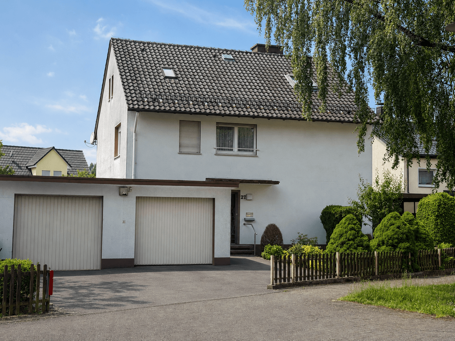 Zweifamilienhaus mit großem Grundstück, Garage, Carport und vielseitigem Nutzungspotenzial