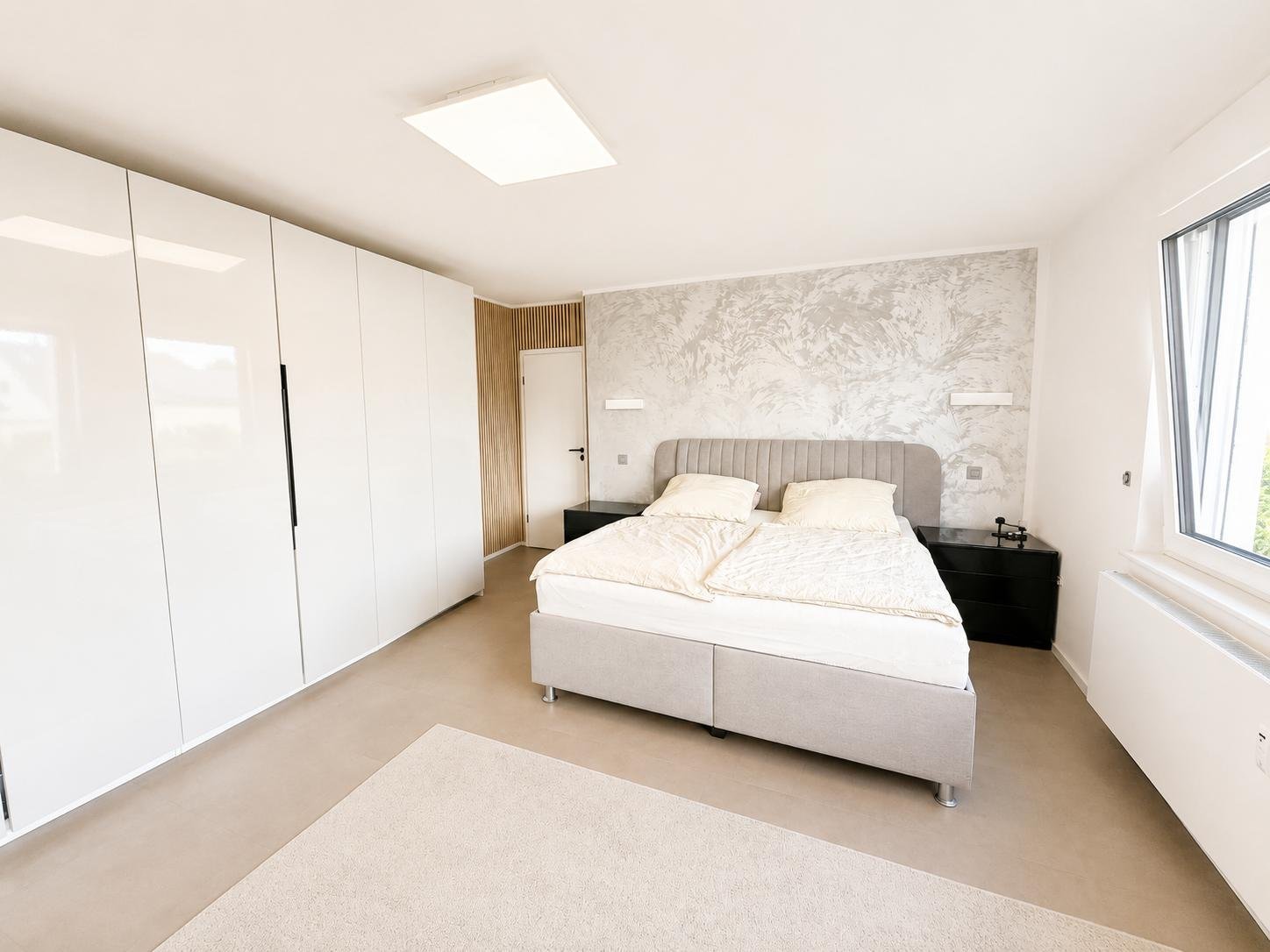 Provisionsfrei: Kernsanierte 4-Zimmer-Eigentumswohnung mit Balkon, zwei Stellplätzen und Teilungsmöglichkeit