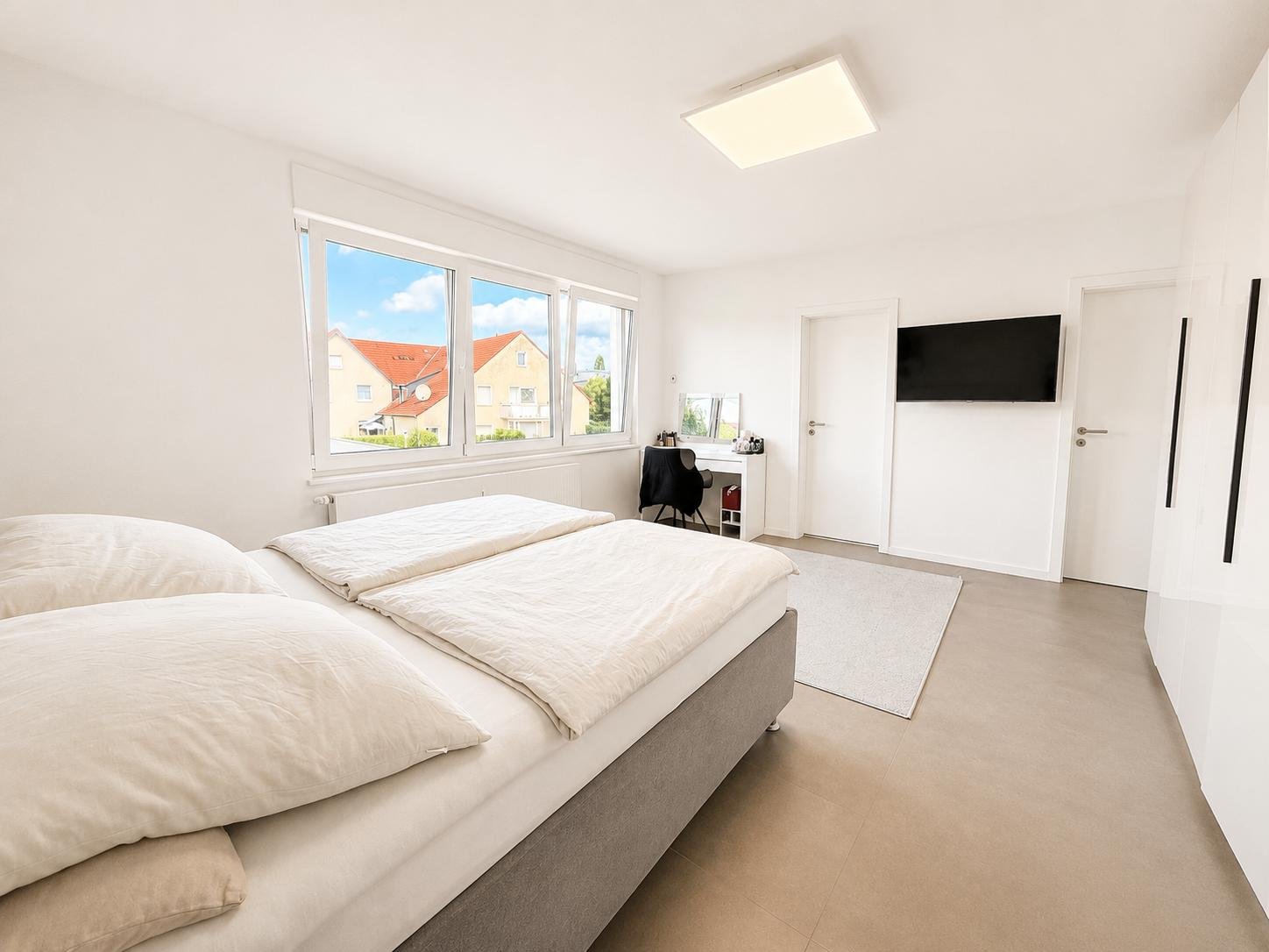 Provisionsfrei: Kernsanierte 4-Zimmer-Eigentumswohnung mit Balkon, zwei Stellplätzen und Teilungsmöglichkeit