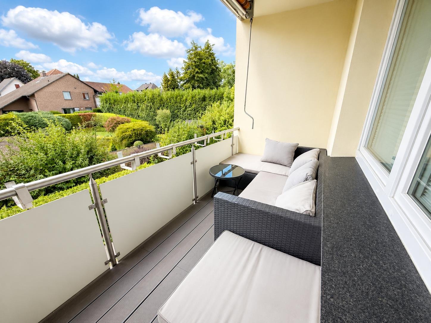 Provisionsfrei: Kernsanierte 4-Zimmer-Eigentumswohnung mit Balkon, zwei Stellplätzen und Teilungsmöglichkeit
