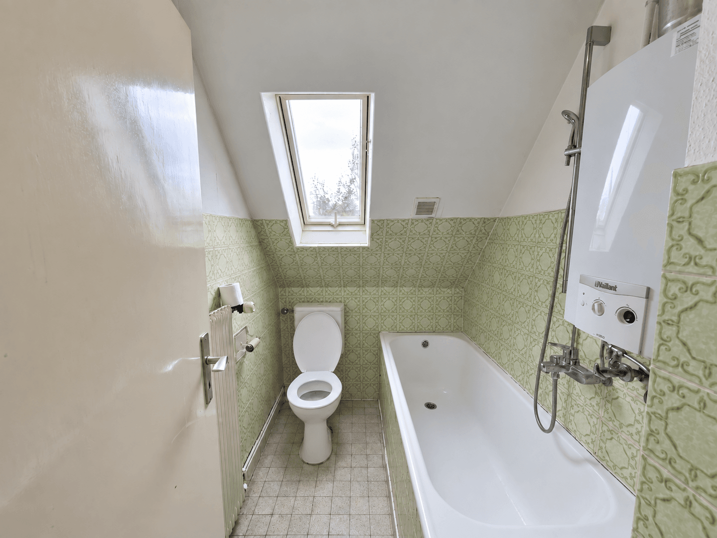 Vermietete 2-Zimmer-Dachgeschosswohnung mit Entwicklungspotenzial in Bielefeld-Brackwede