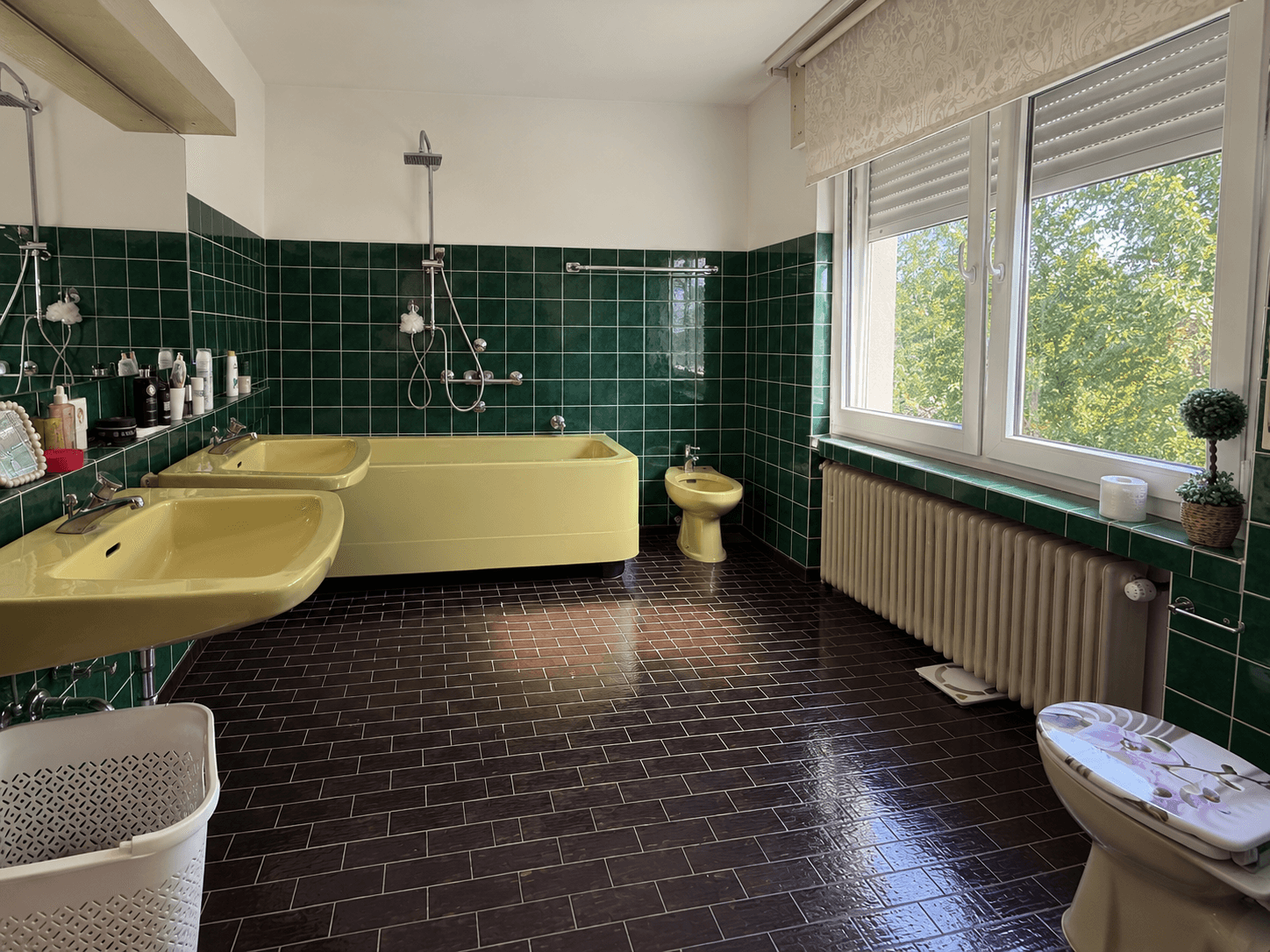 Großzügiges Wohnhaus mit Einliegerwohnung, Vollkeller und großem Grundstück in Detmold