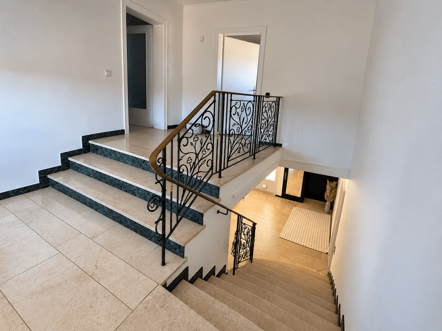 Großzügiges Wohnhaus mit Einliegerwohnung, Vollkeller und großem Grundstück in Detmold