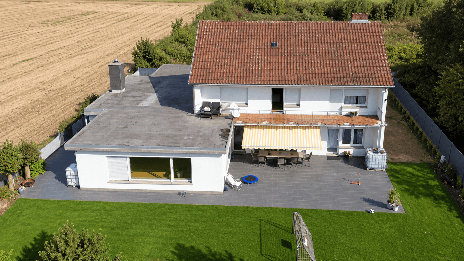 Großzügiges Wohnhaus mit Einliegerwohnung, Vollkeller und großem Grundstück in Detmold