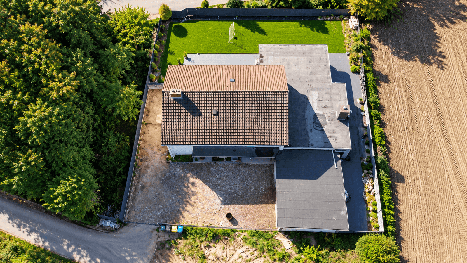 Großzügiges Wohnhaus mit Einliegerwohnung, Vollkeller und großem Grundstück in Detmold
